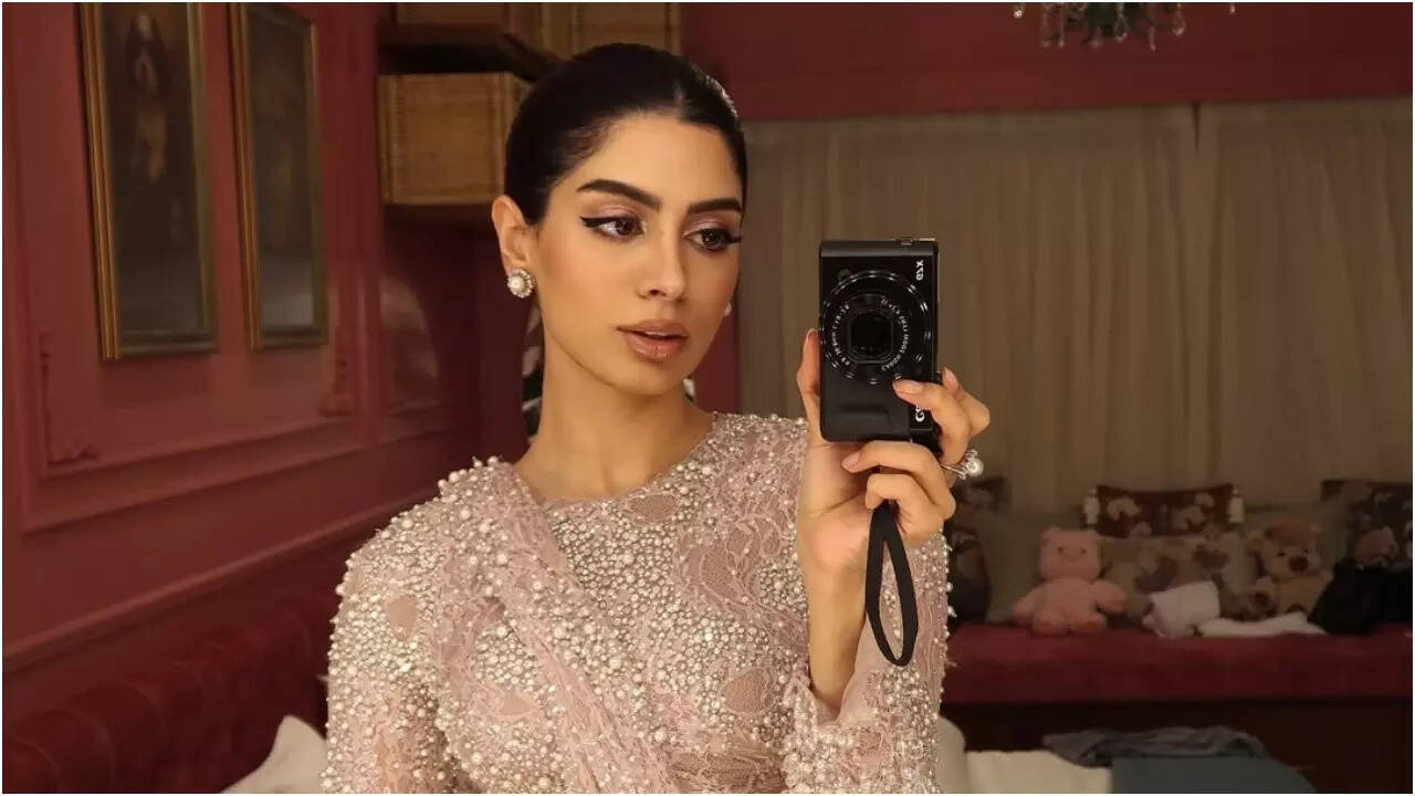 Khushi stuns in rose-pink saree look for Diwali bash