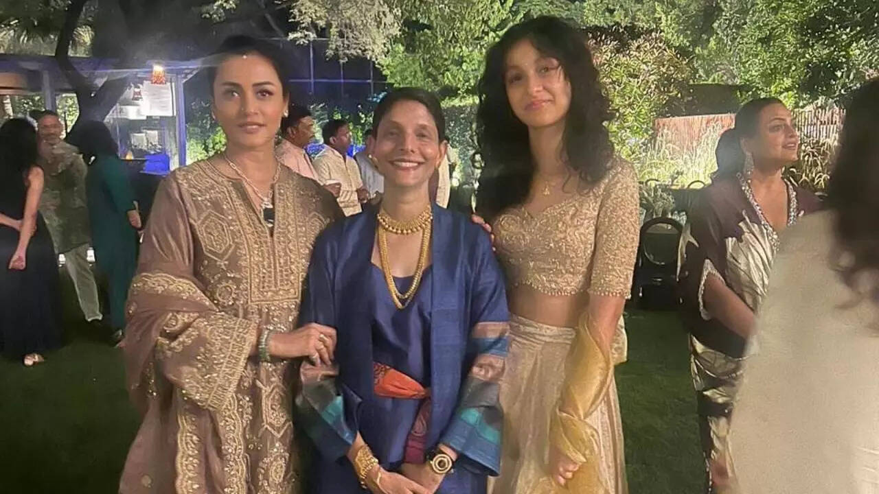 Namrata celebrates Diwali with Sitara and sister Shilpa