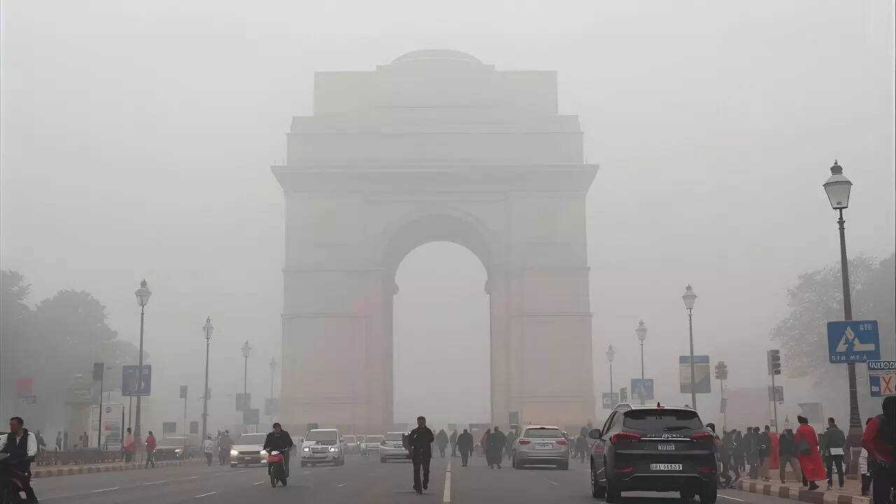 2 days after Diwali, Delhi choked by thick smog; air quality remains 'very poor'