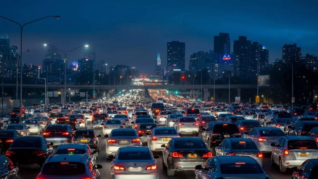 UAE: Sharjah to begin enforcing separate lanes for buses, trucks, and motorcycles starting November 1