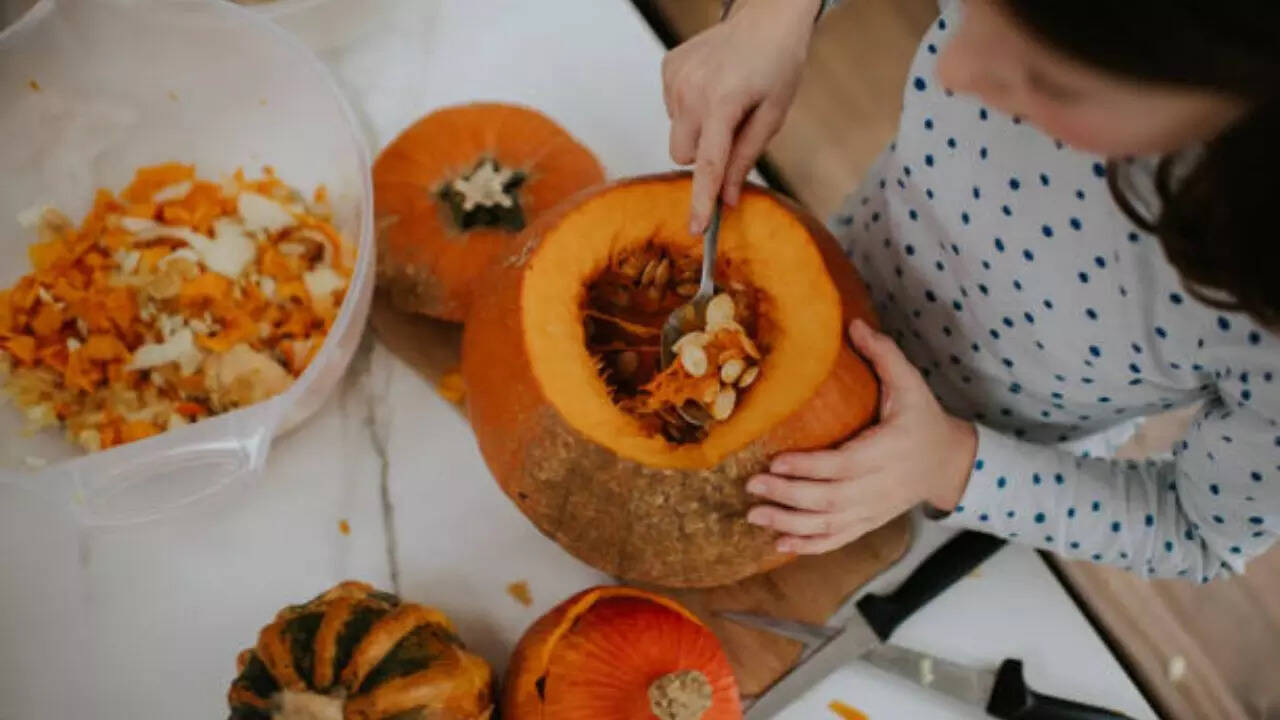 হ্যালোইন 2025: কুমড়ার বীজ ফেলে দেওয়ার পরিবর্তে সেভ করার 10টি স্বাস্থ্য উপকারিতা