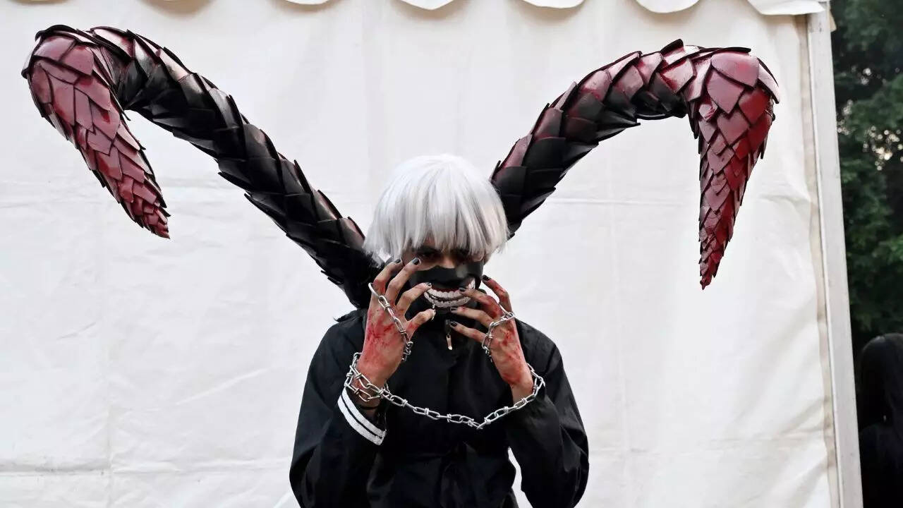 Cosplayer Kulveer dressed as Ken Kaneki from Tokyo Ghoul