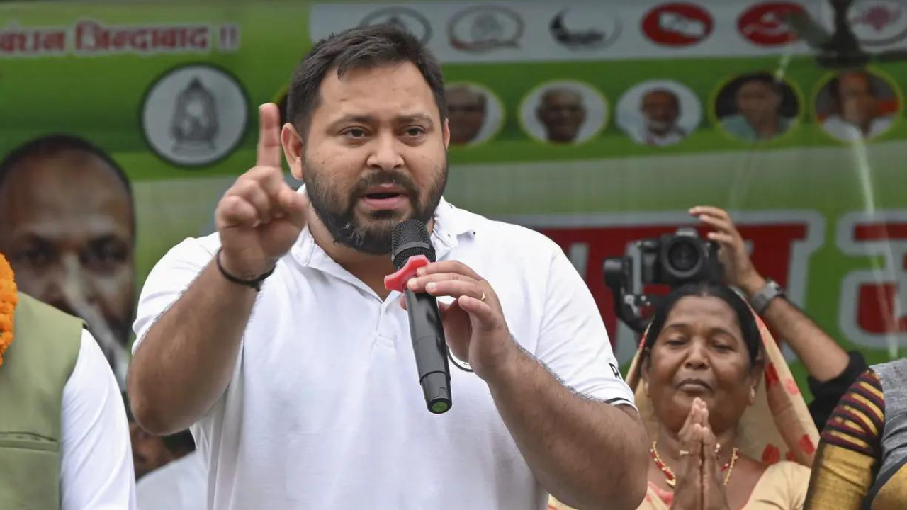 Sorry patra: Tejashwi, Cong tear into NDAs Bihar manifesto; mock press event