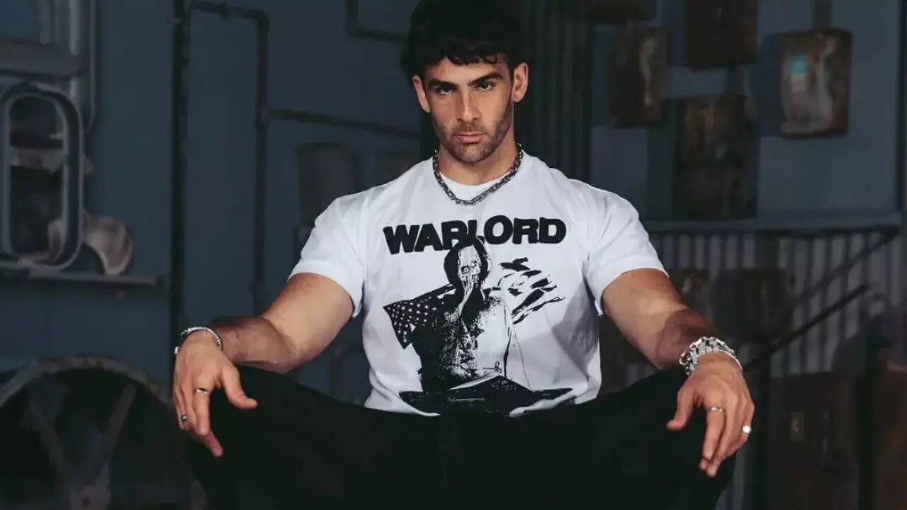 "Superman shocks dogs apparently": Fans throw hilarious jabs at HasanAbi's Halloween antics in viral livestream