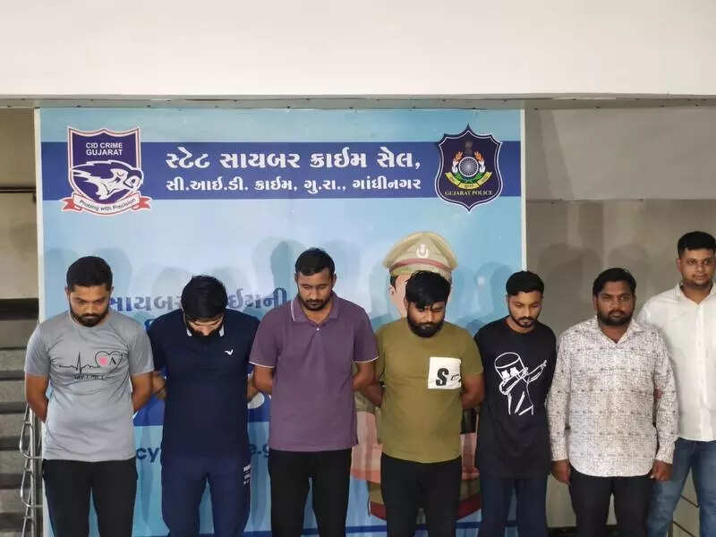 Six held as cops bust Rs 200 crore money laundering racket