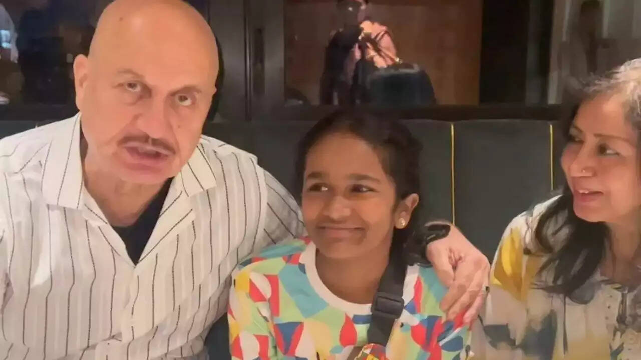 Anupam Kher gets emotional after Vanshika's tribute