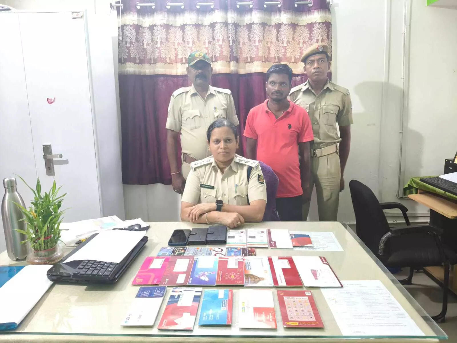 Fraudster arrested for duping girls