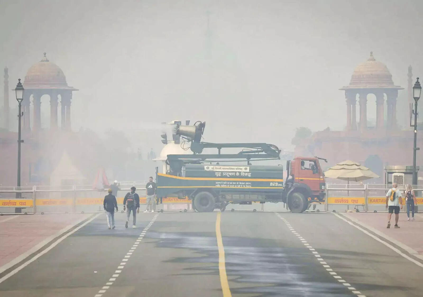 Delhi weather: Sunny skies; AQI remains in ‘severe’