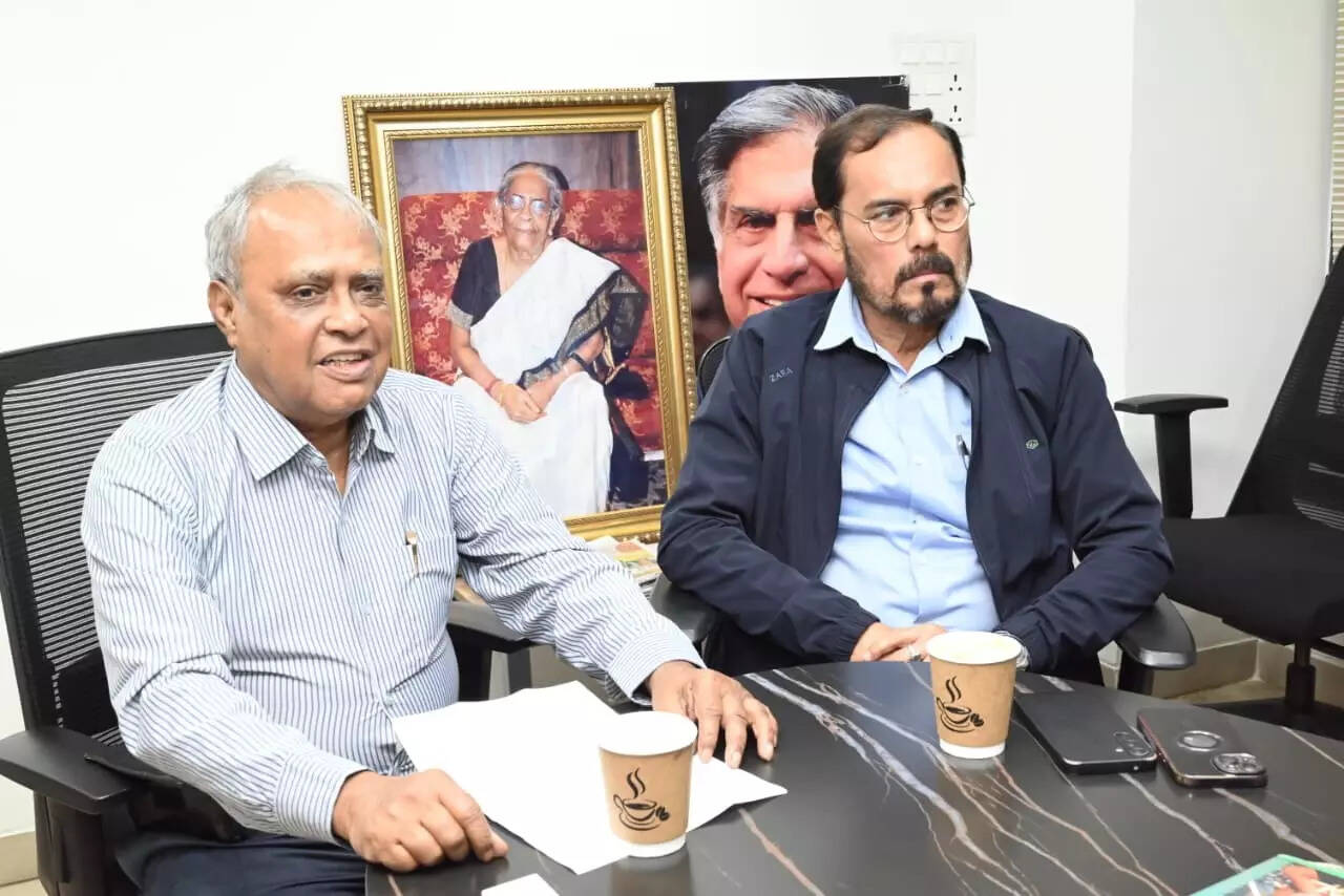 JSR man donates bronze statue of Col Malik to INA museum in Manipur