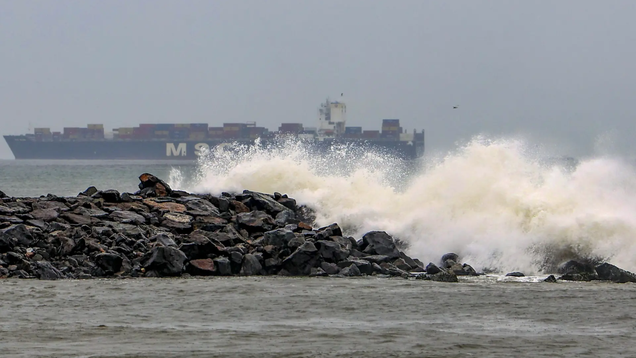 How cyclones help fix carbon in sea