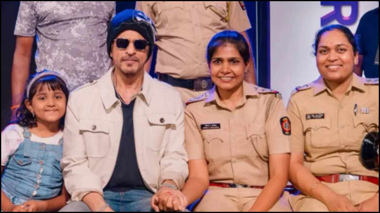 Shah Rukh's sweet gesture in THIS viral pic wins the hearts