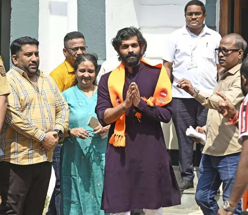 FIR against Amit Thackeray, 70 MNS workers for forcibly unveiling statue of Chhatrapati Shivaji Maharaj in Nerul after NMMC delays inauguration