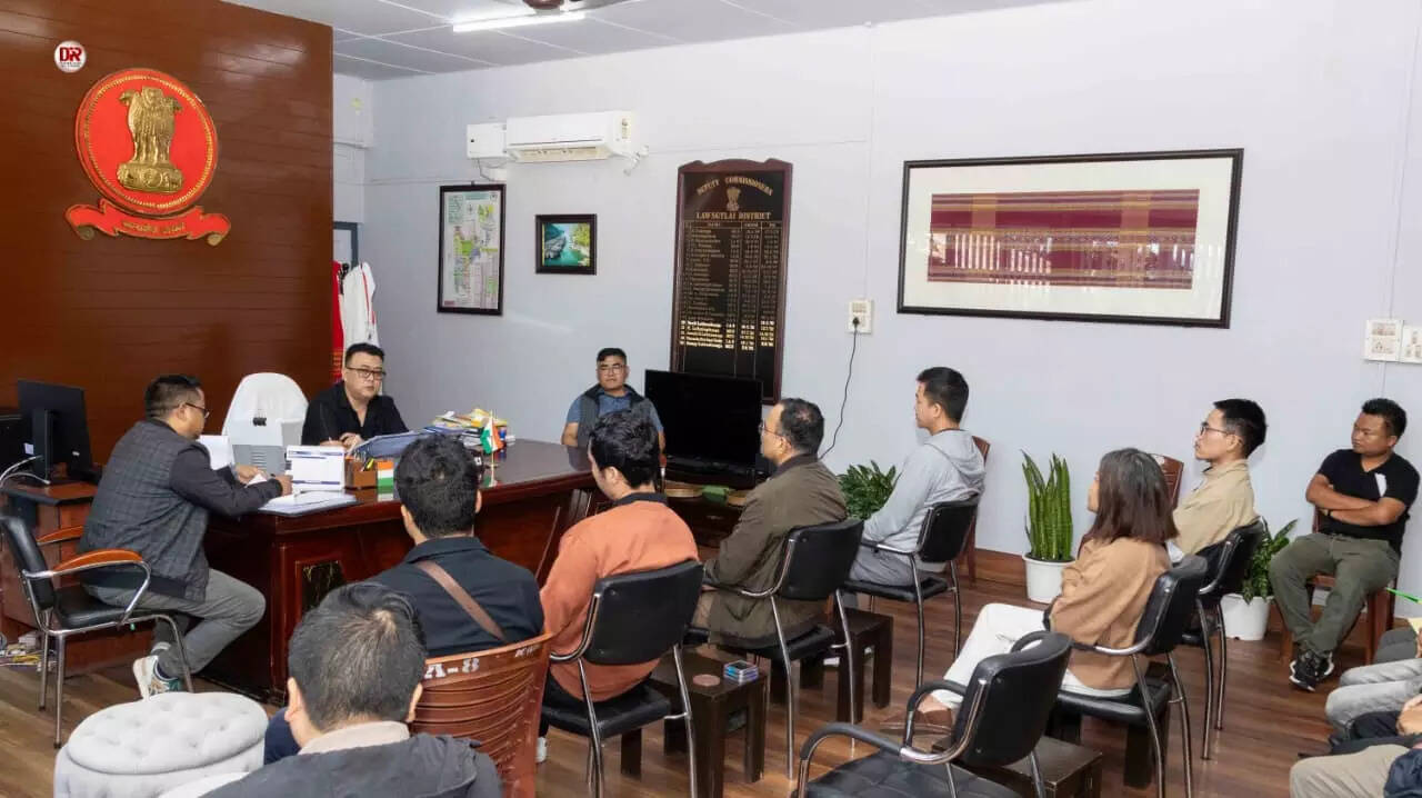Lawngtlai dist election officer holds meet with PWD ahead of LADC polls