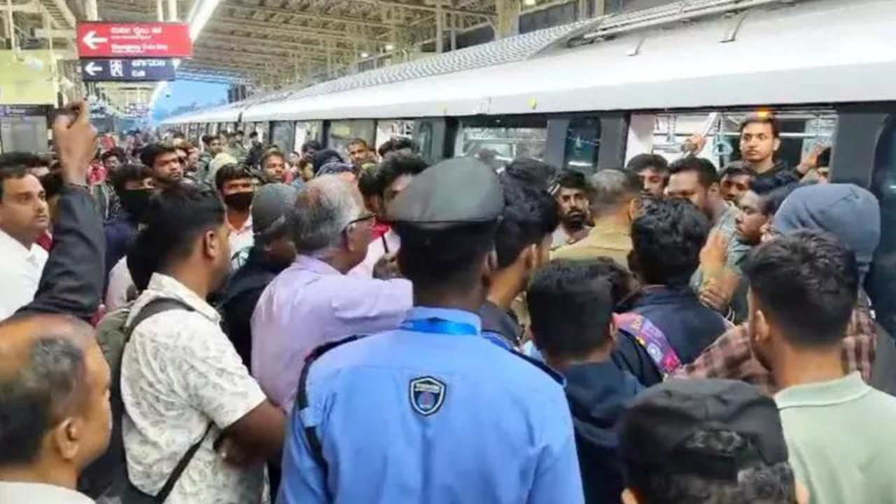 Bengaluru Metro: Commuters block coach doors at RV Road station, disrupt Yellow Line services for 30 minutes