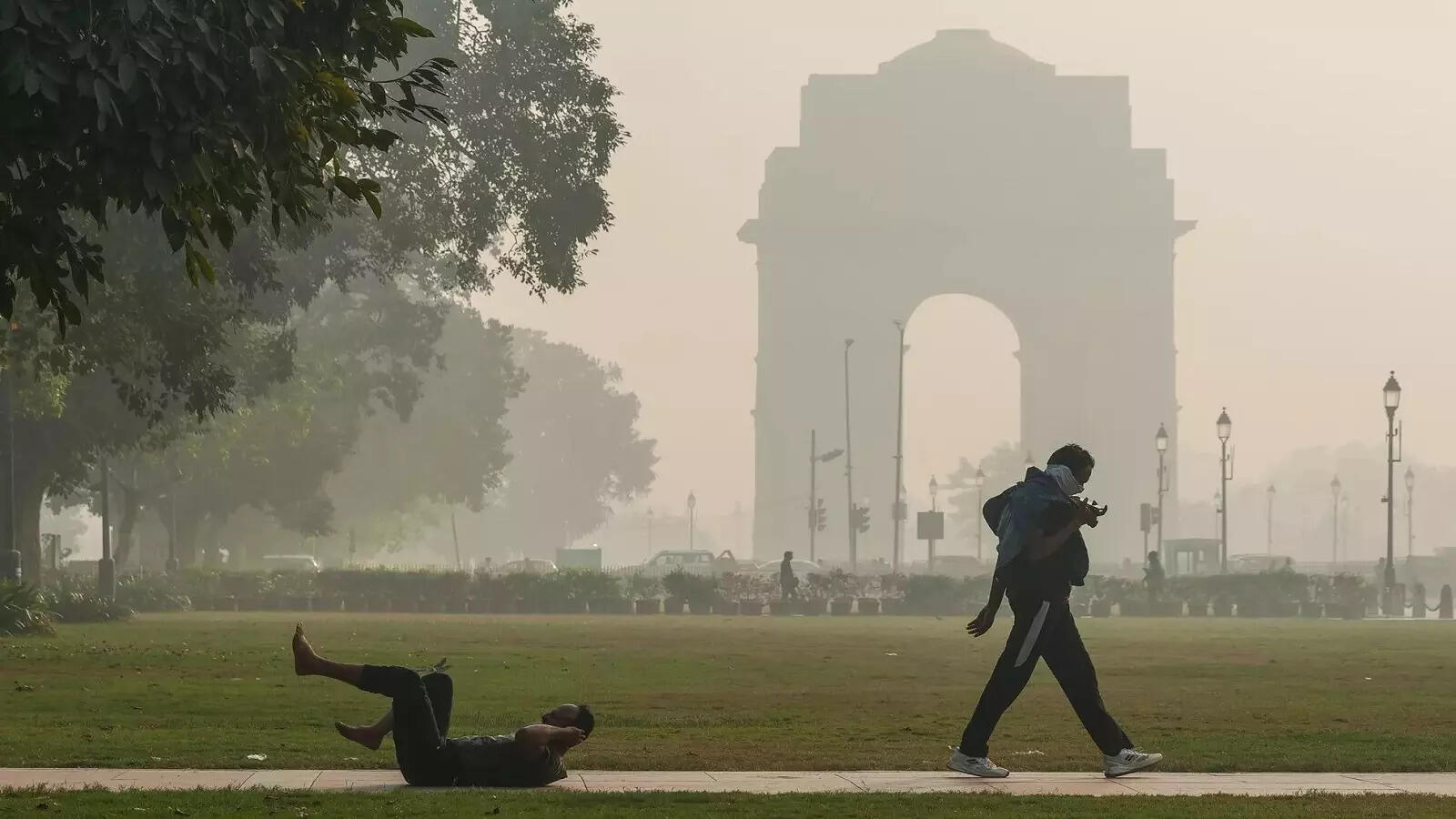 Delhi weather: Sunny skies, mild temperatures; AQI remains poor