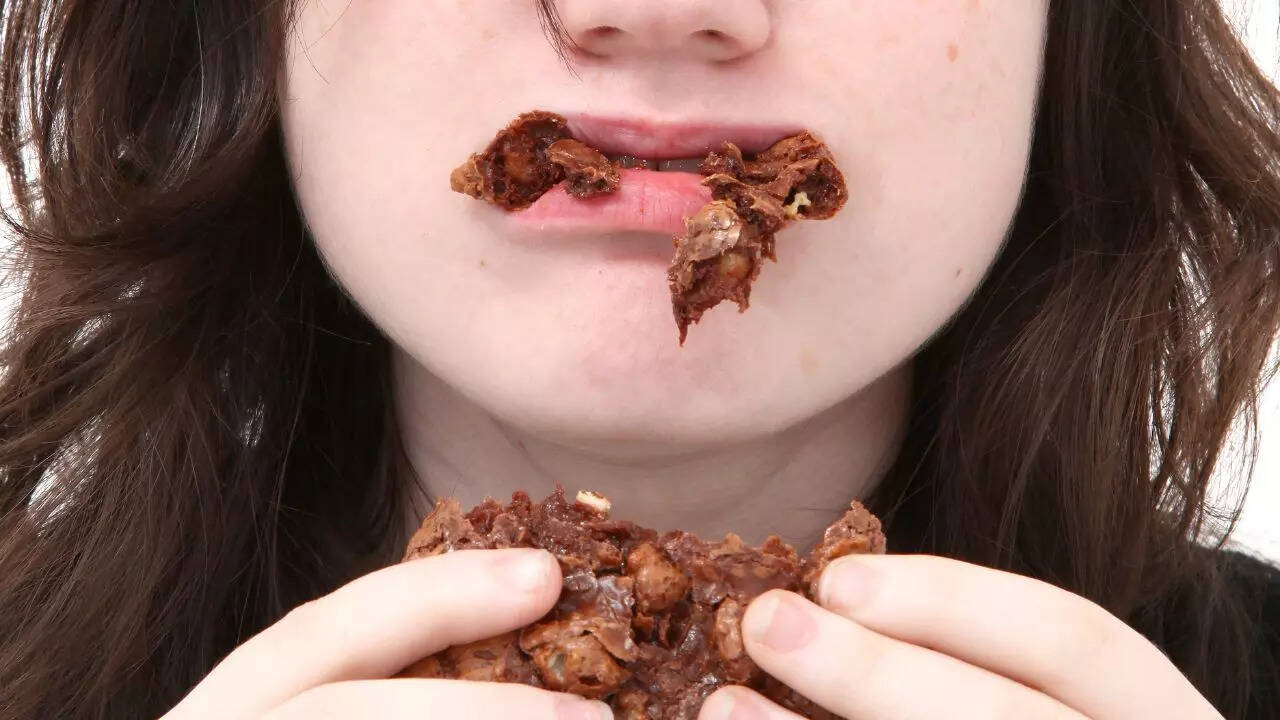 Fast eating, slow digestion: What your stomach experiences when you eat too quickly