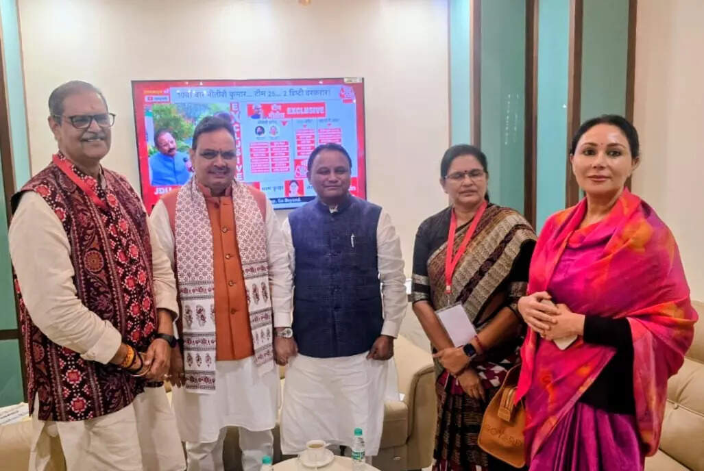 CM Mohan Charan Majhi attends Nitish’s swearing-in, calls him an inspiration