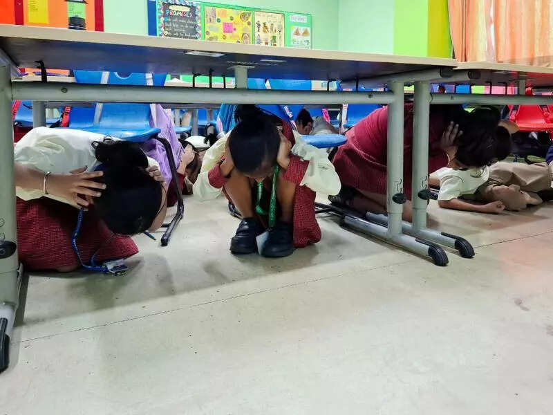 Quake in B’desh brings Kolkata out on streets