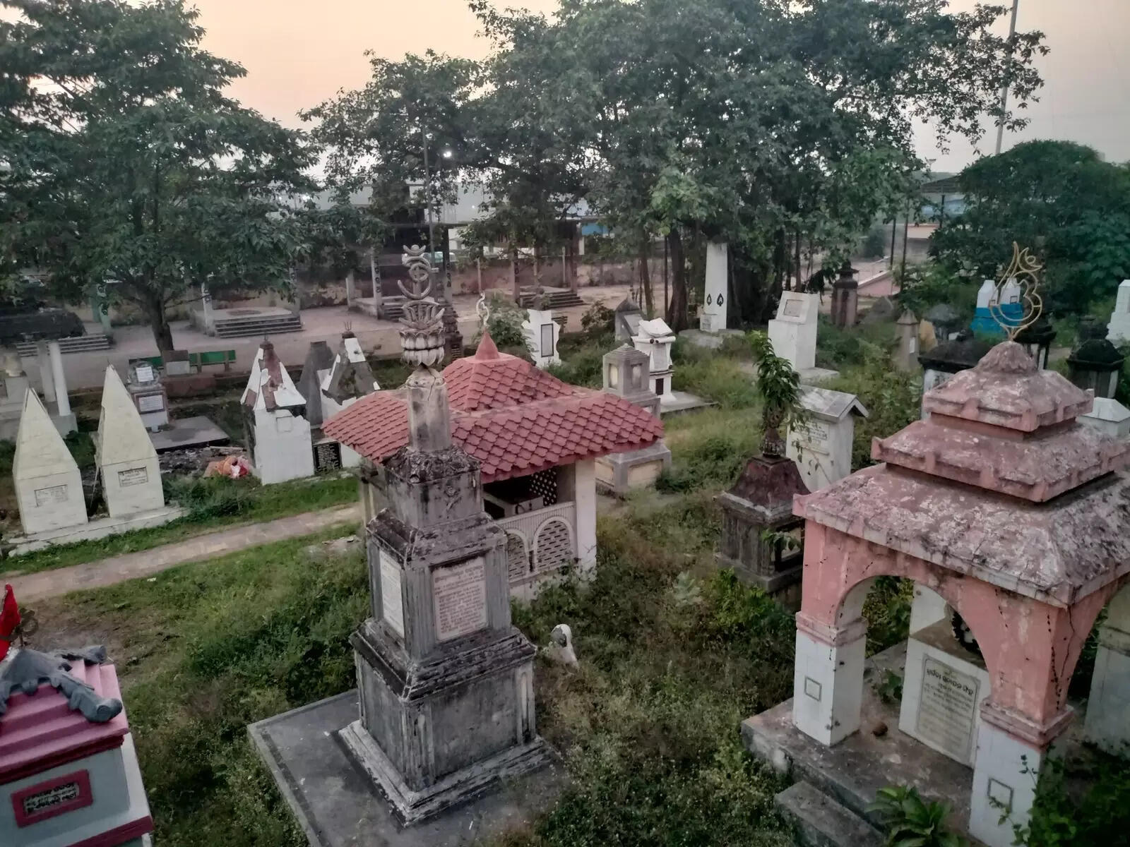 HC pulls up CMC, dist admn over sorry state of crematoriums, graveyards