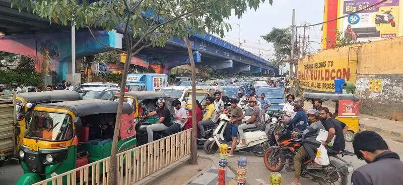 Free left turn worsens traffic gridlock at Cybertowers junction