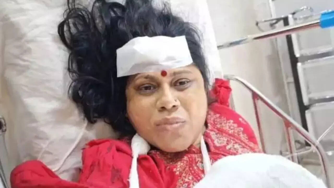 West Bengal: Woman injured as she fights off snatchers on Dhauli Express; attackers tried to push her off train