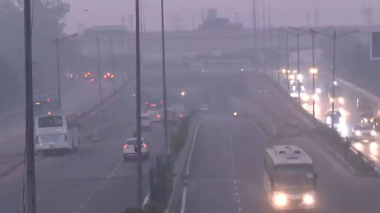 Delhi shrouded in smog: AQI remains 'very poor'; Anand Vihar hits severe 402