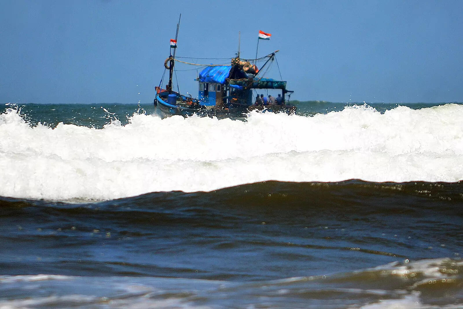 Karnataka fishing vessel caught operating in Goan waters