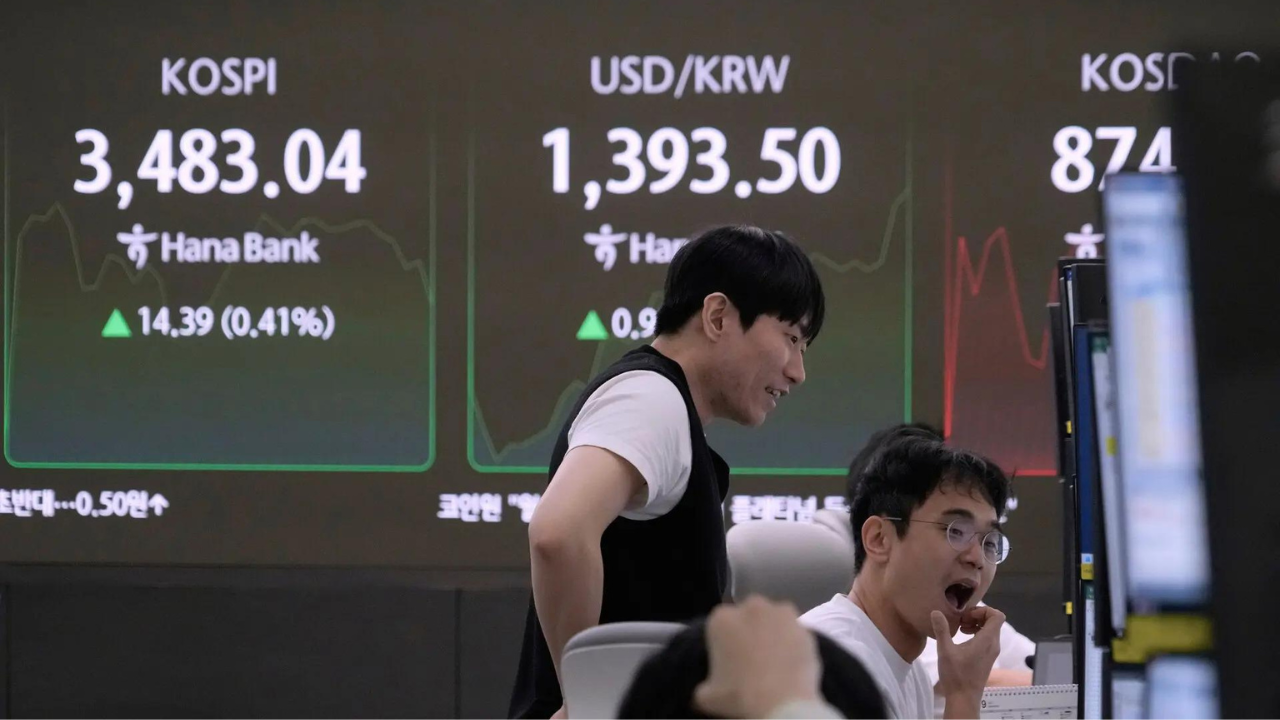 Asian shares rally as US rate-cut bets rise; oil edges up after Ukraine–Russia peace signals
