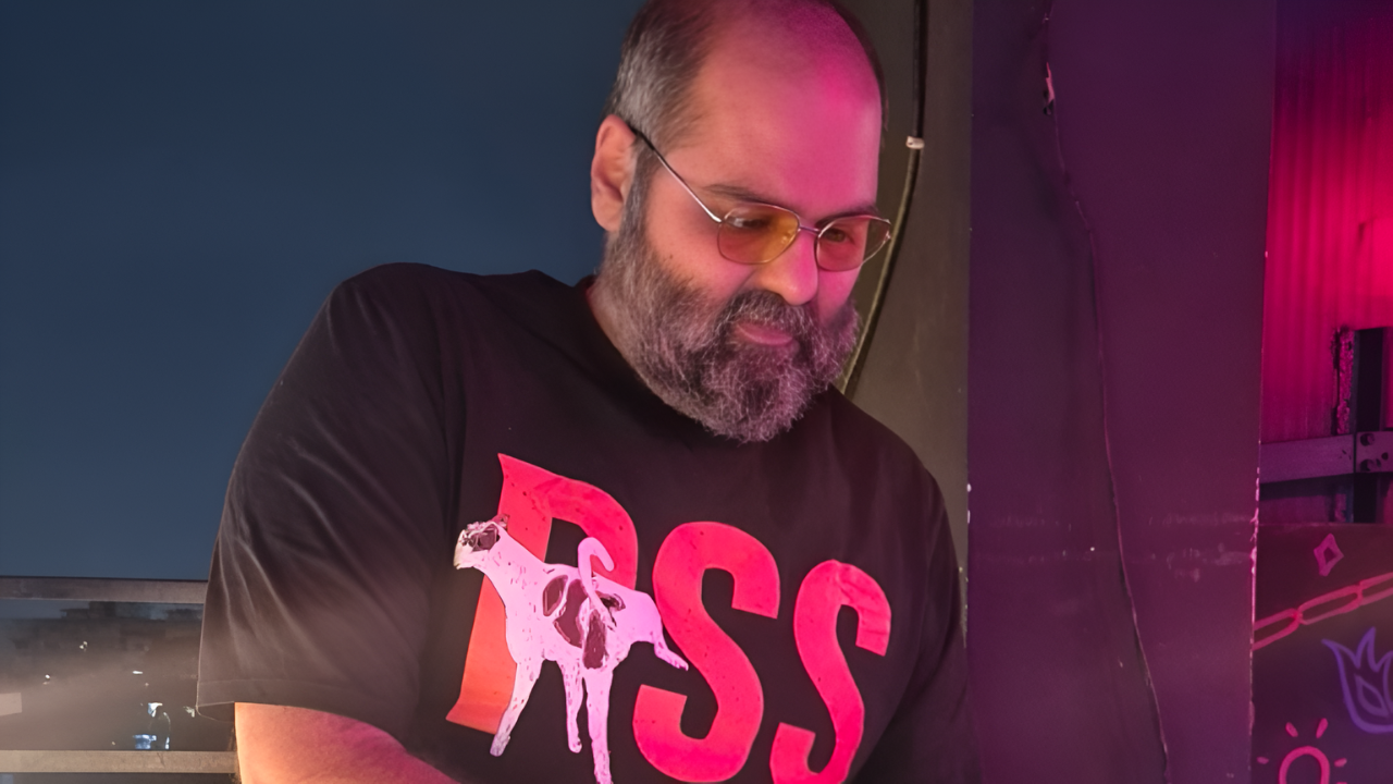 'Not clicked at comedy club': Kunal Kamra wears T-shirt mocking RSS; BJP warns of police action
