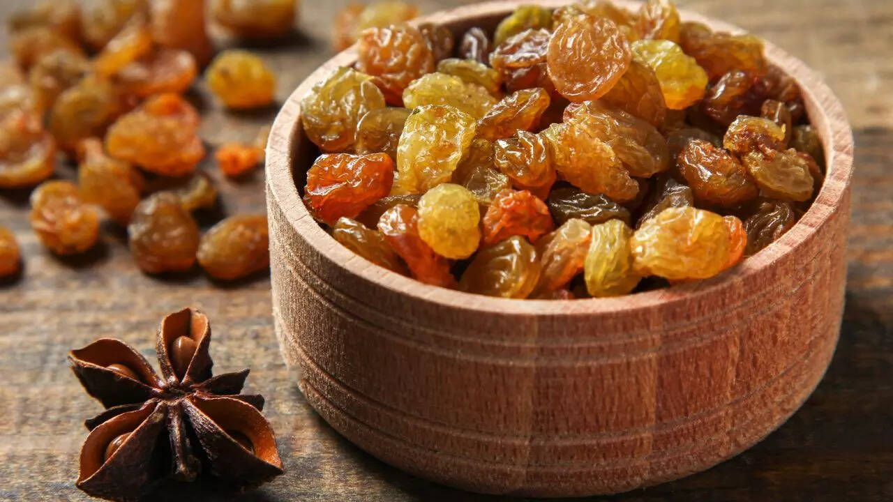 Soaked vs dried raisins: Health benefits, nutritional value, digestive support, and which is healthier