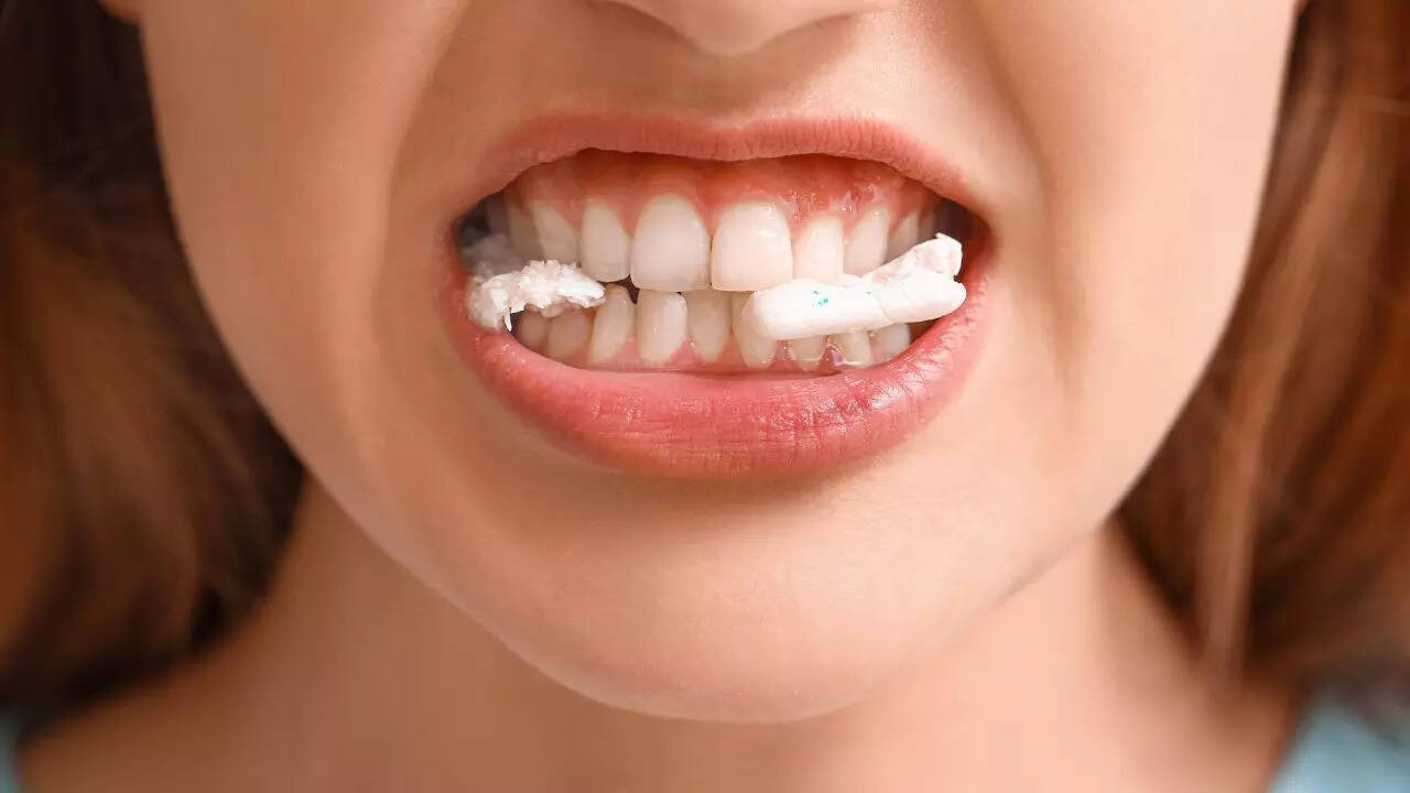 Why athletes are always seen chewing gum on the field: A simple way to reduce stress hormones and boost cognitive endurance