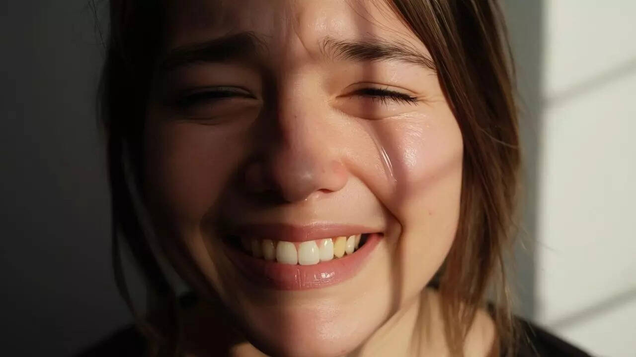 Why some people smile when they hear bad news: The psychology behind unexpected emotional reactions