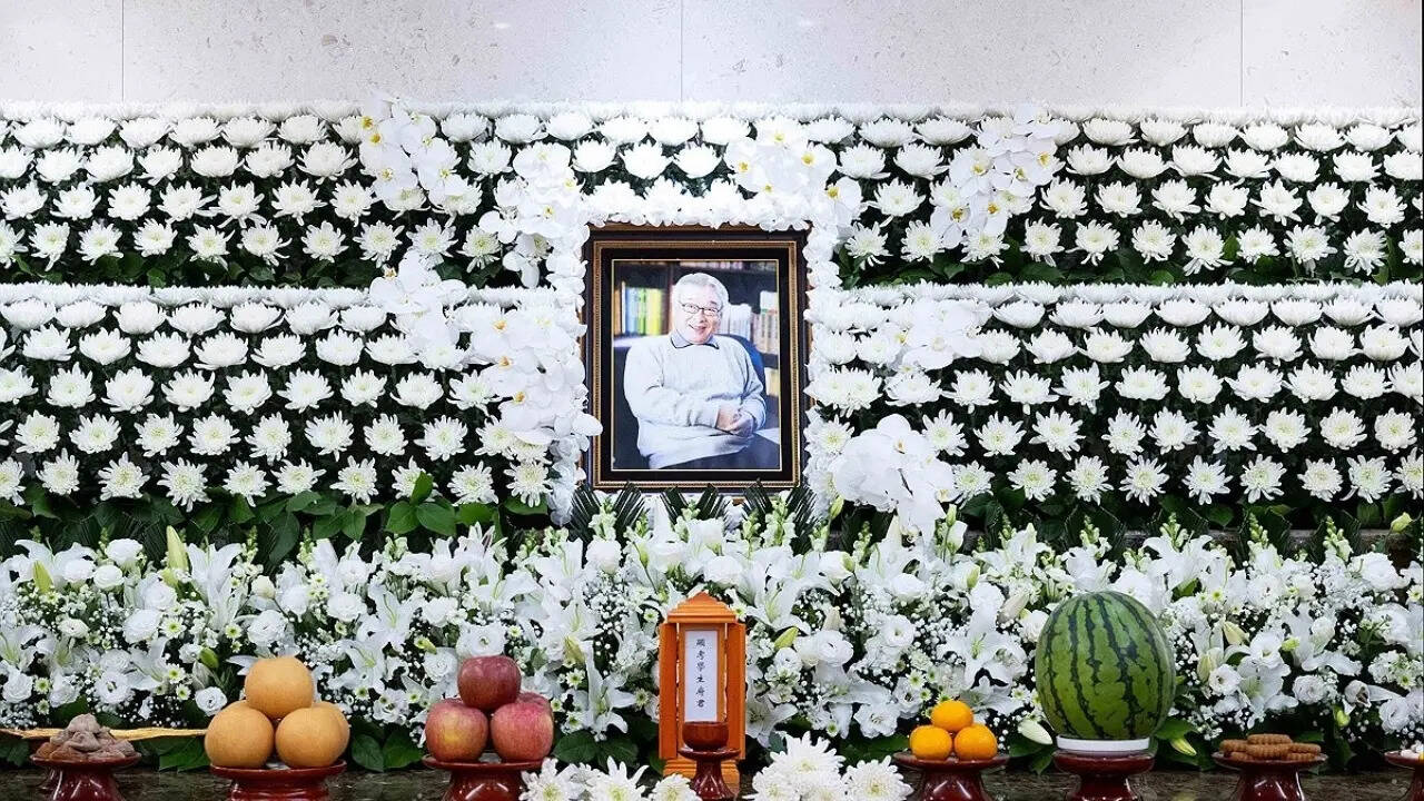 Korea's 'eternal actor' Lee Soon-jae laid to rest: Stars pay tearful tributes