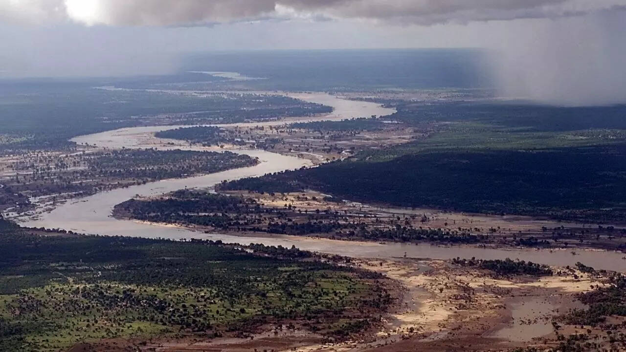 Which river crosses the Tropic of Capricorn twice: The unique journey and geography of the Limpopo River