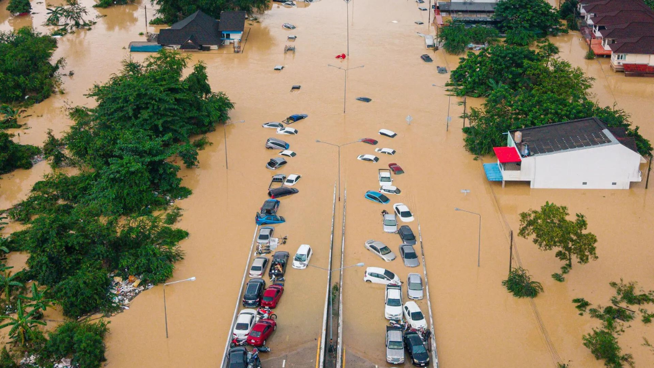 Thailand floods: Death toll rises to 145; receding waters reveal large-scale devastation