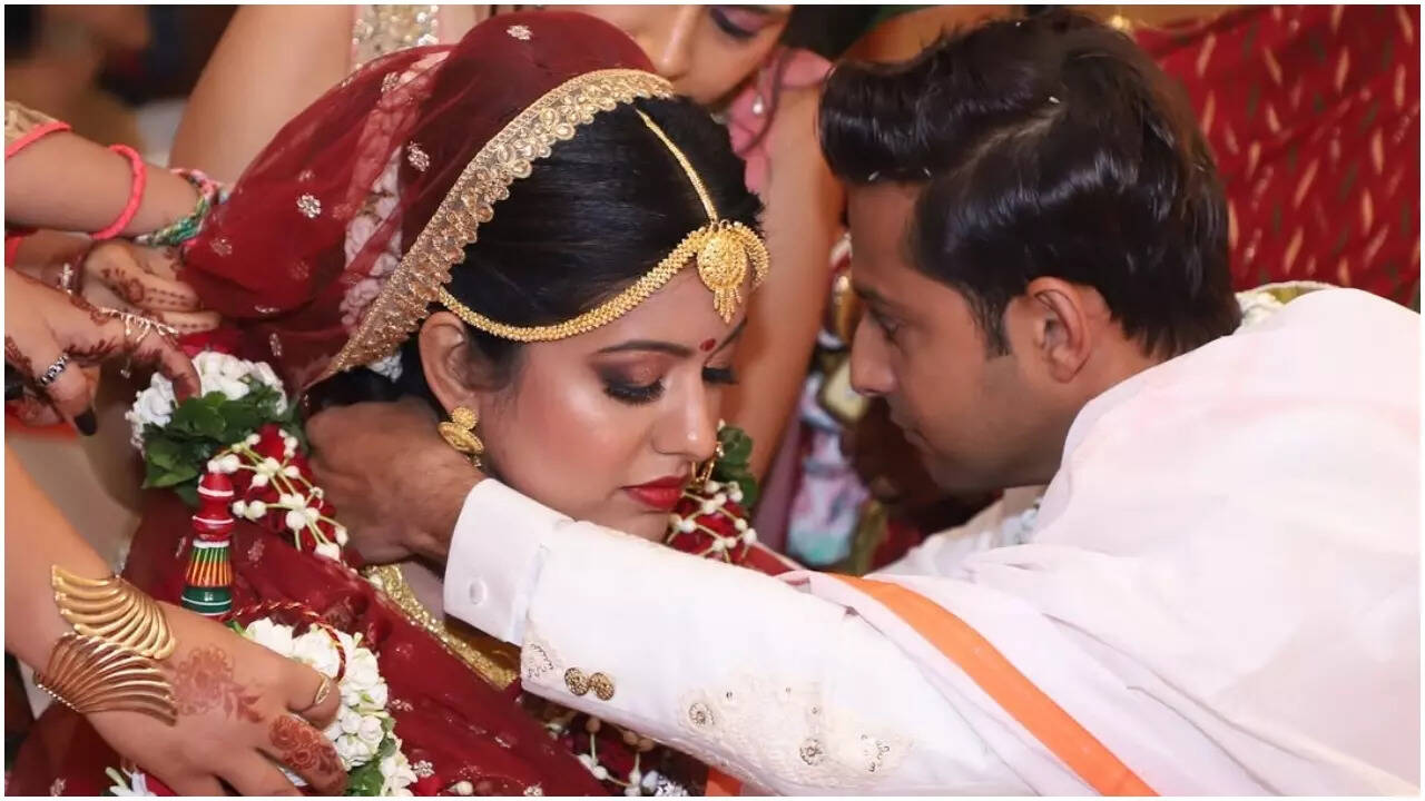Ishita Dutta and Vatsal Sheth celebrating anniversary