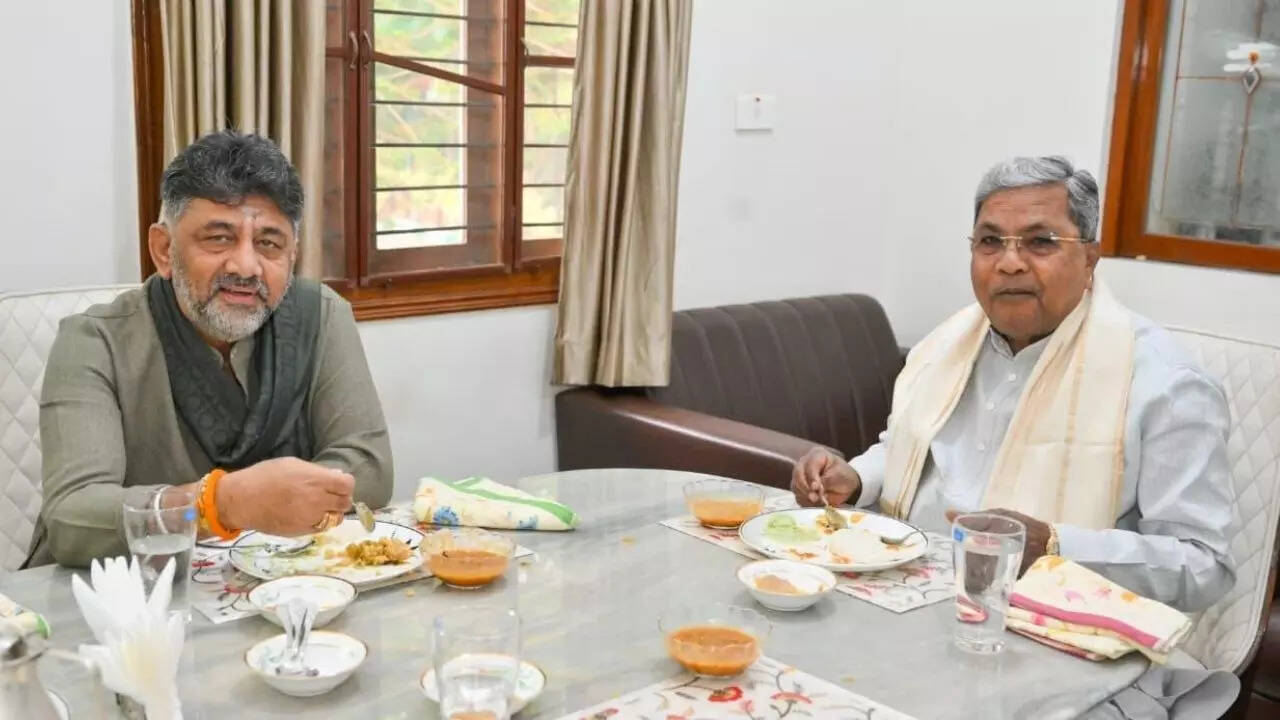 Karnataka: Siddaramaiah, DKS meet over breakfast amid power tussle; BJP calls it 'optical illusion'