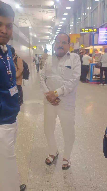 Dad of ‘killer’ cough syrup kingpin held at Kol airport