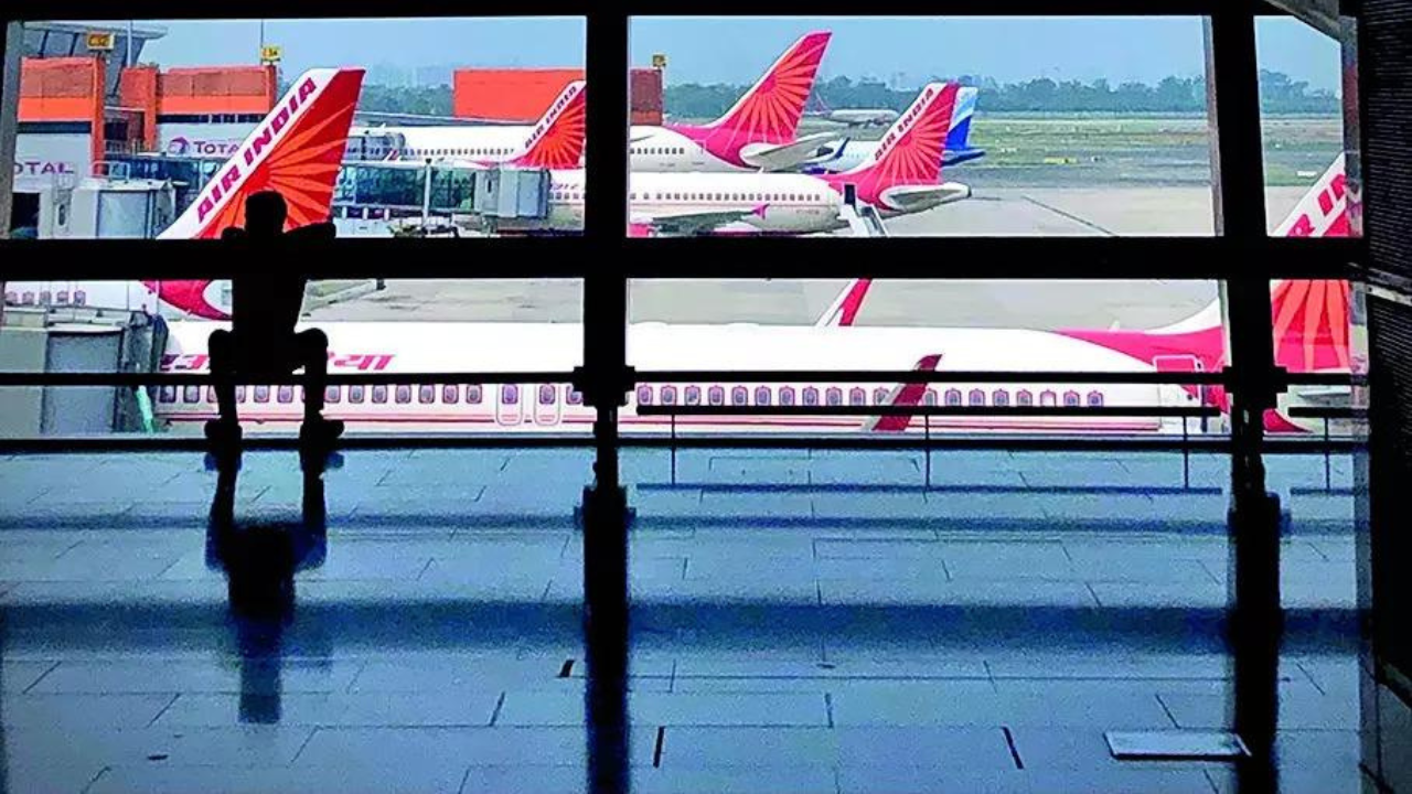 Govt to back air passengers in SC against Delhi, Mumbai airport operators in Rs 50,000 crore suit