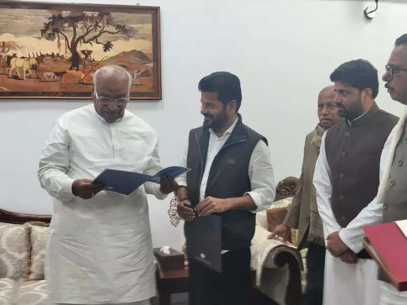 Revanth mobilises cabinet to personally invite CMs to Global Summit