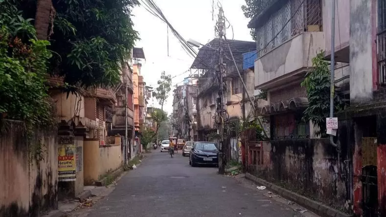 Touch-and-run molester trapped: Kolkata woman hops on to delivery boy’s bike, chases down attacker; accused arrested