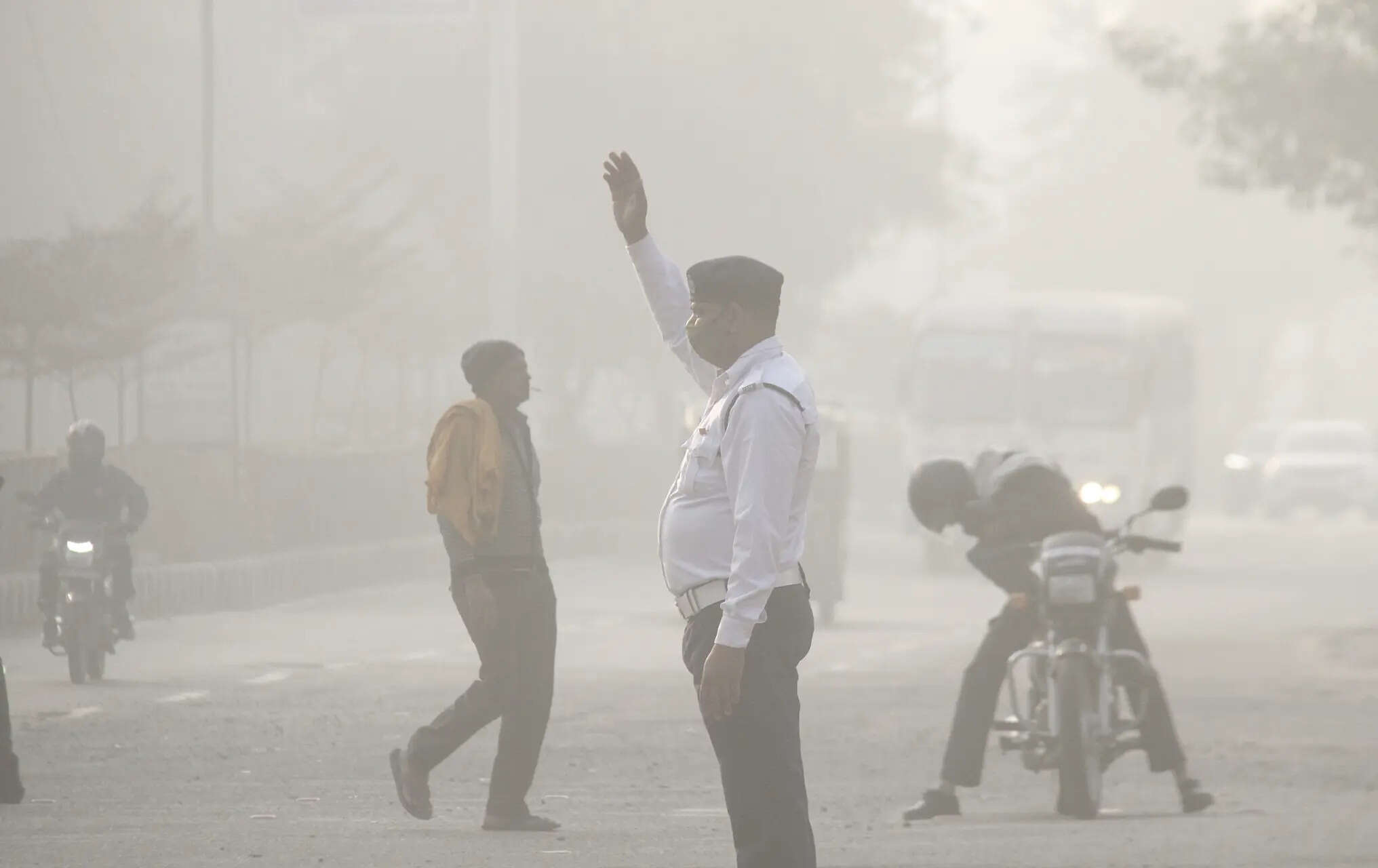 Kolkata weather today: Sunny skies amidst severe air pollution concerns