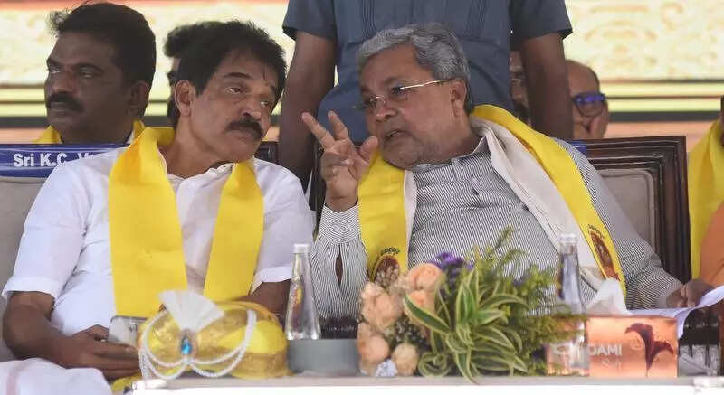 In Mangaluru, Venugopal arrives to Siddaramaiah vs DKS slogans