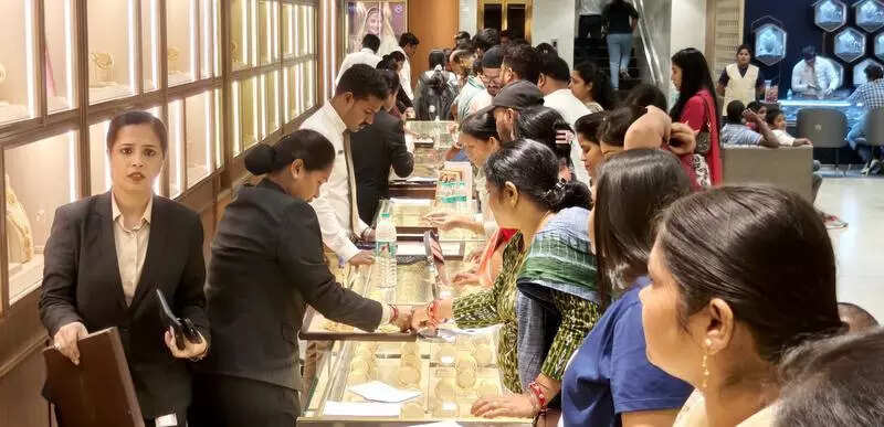 Assembly passes bill allowing women in night shifts in shops