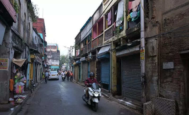 Cops pick up wife for stabbing man to death during flat-sale row