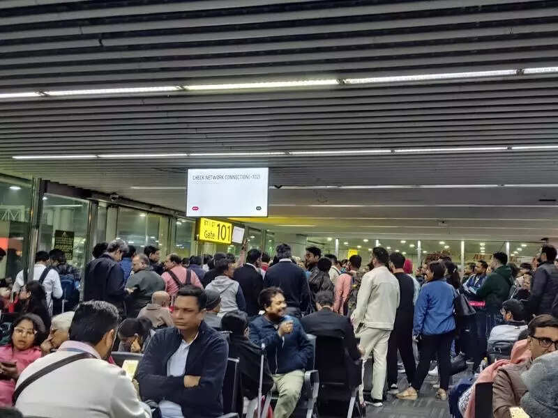 Wave of flight cancellations, delays ruins flyers’ travel plans