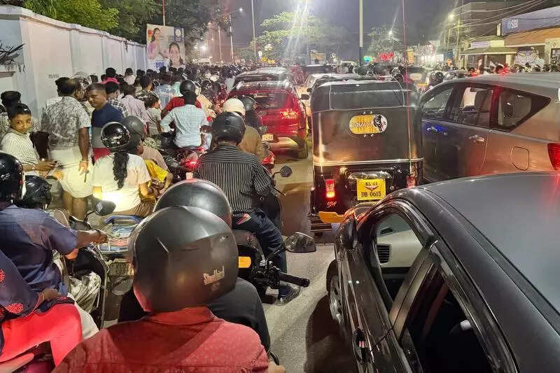 Poor traffic management leaves public stranded after Navy Day event