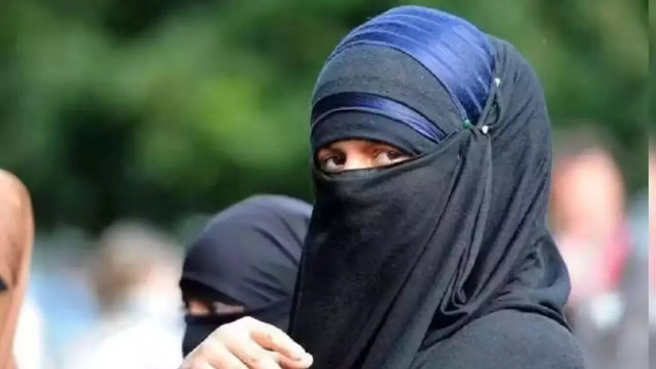 Hijab–saffron shawl row: Karnataka students seek dress code; college bans mobiles
