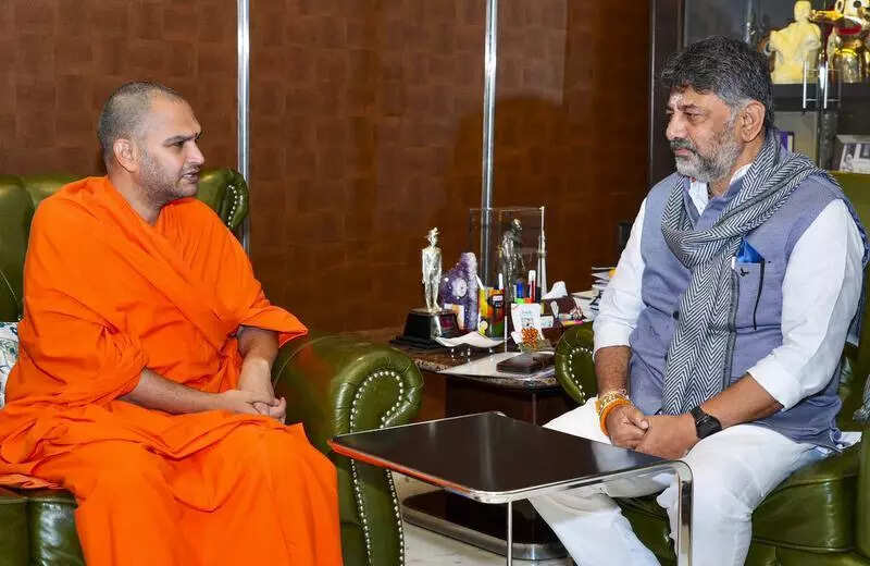 Karnataka power tussle: DK Shivakumar begins outreach with eye on top post but Delhi police notice could hinder push