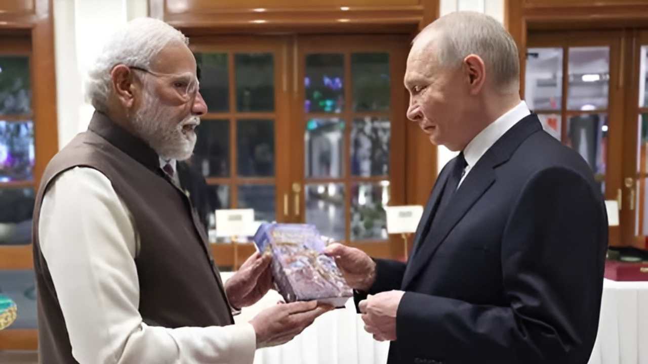 Assam tea, Kashmiri saffron &amp; more: What PM Modi gifted Putin — in pictures